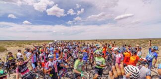 INSÓLITA PAUSA: LA VUELTA SE FRENÓ POR VEHÍCULOS EN EL CAMINO