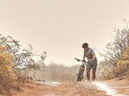 LOS CICLISTAS SE ENFRENTARON A UNA FUERTE TORMENTA EN PLENA CARRERA